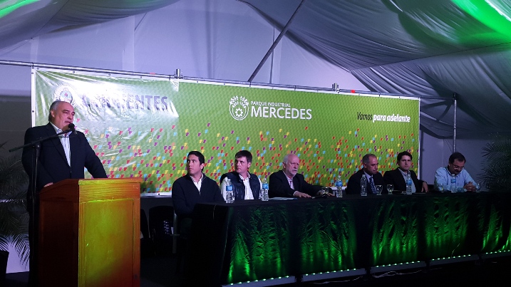 El gobernador de Corrientes, Ricardo Colombi dando cerrando el acto inaugural del parque industrial de Mercedes.